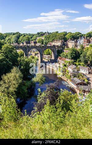 La rivière Nidd traverse Knaresborough, dans le North Yorkshire, au Royaume-Uni Banque D'Images