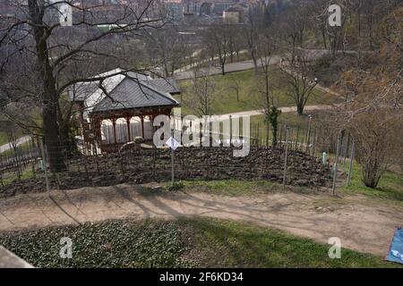 Prague, République Tchèque - 26 mars 2021 - Parc de Grebovka - le vignoble avec un belvédère romantique se trouve sur une pente raide Banque D'Images