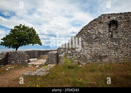 Vue du site archéologique et de la basilique chrétienne ancienne de Fulfinum Marine, Omišalj, Primorje-Gorski Kotar, Croatie Banque D'Images