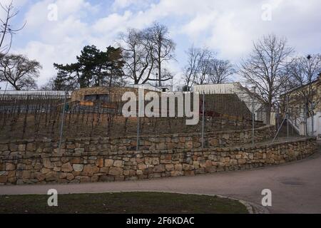 Prague, République Tchèque - 26 mars 2021 - Parc de Grebovka - le vignoble avec un belvédère romantique se trouve sur une pente raide Banque D'Images