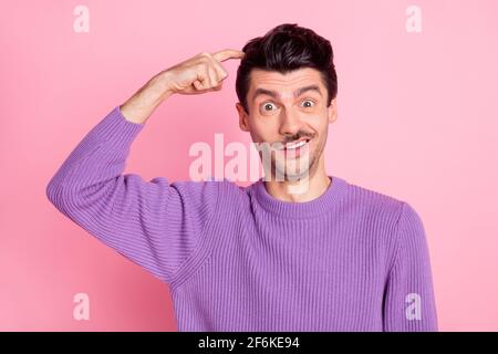 Portrait de sympathique gai homme sans indice de la prise de décision isolé plus arrière-plan rose pastel Banque D'Images