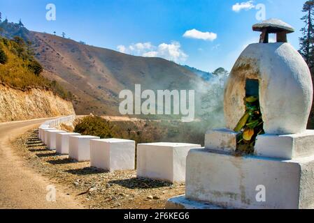 Brûlage de feuilles comme offrande dans le district de Pele la Pass Wangdue Phodrang, au Bhoutan Banque D'Images