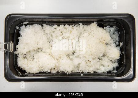 Salade coréenne de champignons des neiges marinés dans un récipient en plastique Banque D'Images