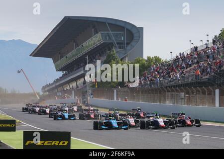 Début de la course. 24 MAINI Arjun, Jenner Motorsport, 12 BOCCOLACCI Dorian, Trident, 04 HUBERT Antoine, Grand Prix d'Art, action pendant le championnat 2017 FIA GP3, Espagne, à Barcelone Catalunya du 11 au 14 mai - photo DPPI Banque D'Images