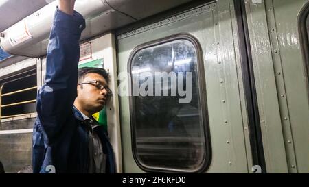 Kolkata, Bengale occidental, Inde - janvier 2018 : un Indien qui fait une sieste tout en se déplaçant dans un métro de la ville de Kolkata. Banque D'Images