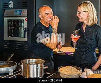 Cuisiner avec un morceau: Giulio sait de quoi il parle. La cueillette des asperges sauvages signifie la cueillette d'une délicatesse en Toscane, en Italie. Il est précieux et rare comme les truffes Banque D'Images