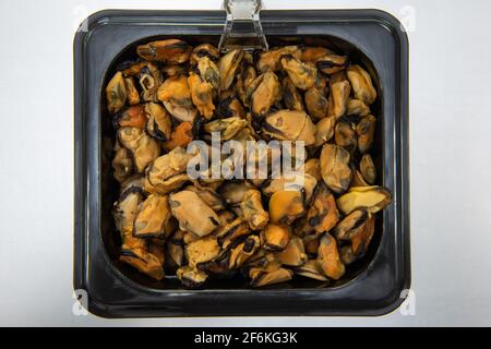 Moules dans un contenant en plastique noir Banque D'Images