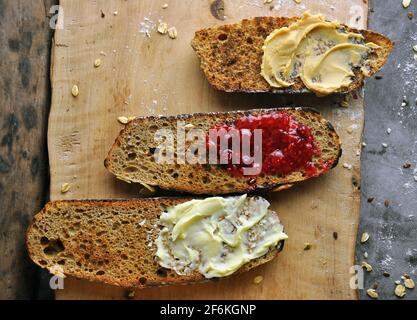 Pain avec beurre, confiture et beurre d'arachide. Vue de dessus Banque D'Images