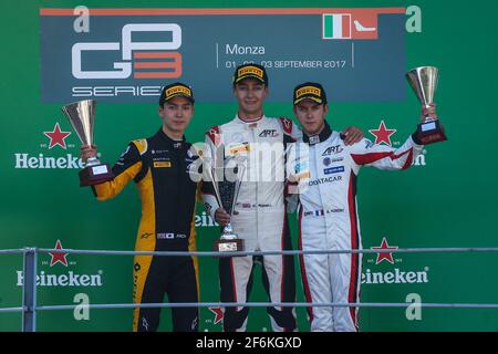 Podium de la course du dimanche: RUSSELL George, Grand Prix d'Art, portrait d'ambiance, podium, AITKEN Jack, Grand Prix d'Art, et HUBERT Antoine, Grand Prix d'Art pendant le championnat GP3 2017 de la FIA, Italie à Monza du 1er au 3 septembre - photo Sebastiaan Rozendaal / DPPI Banque D'Images