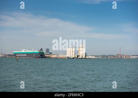 Vue sur les eaux de Southampton depuis le port de plaisance d'Hythe Banque D'Images