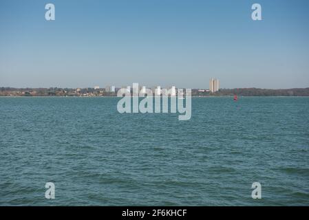 Vue sur les eaux de Southampton depuis le port de plaisance d'Hythe Banque D'Images