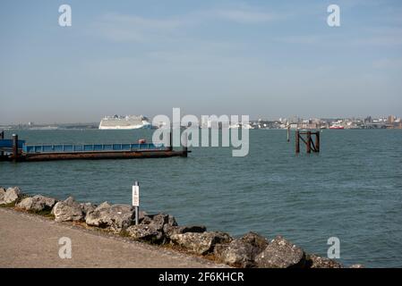 Vue sur les eaux de Southampton depuis le port de plaisance d'Hythe Banque D'Images