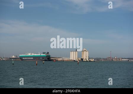 Vue sur les eaux de Southampton depuis le port de plaisance d'Hythe Banque D'Images