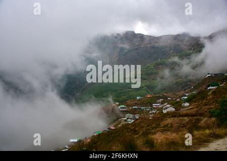 Majestueuse arête de montagne silvery nuage, village isolé dans la montagne himalayenne de Sikkim Banque D'Images