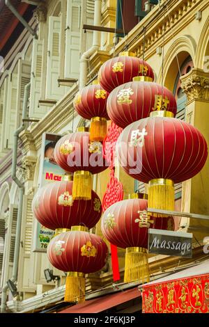 Chinatown, Singapour - le 25 décembre 2013 : lanternes chinoises sur une façade d'un immeuble à Chinatown, à Singapour. Banque D'Images