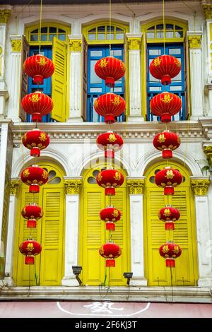 Chinatown, Singapour - le 25 décembre 2013 : lanternes chinoises sur une façade d'un immeuble à Chinatown, à Singapour. Banque D'Images