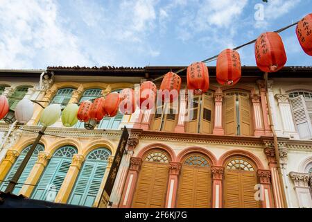 Chinatown, Singapour - le 25 décembre 2013 : lanternes chinoises sur une façade d'un immeuble à Chinatown, à Singapour. Banque D'Images