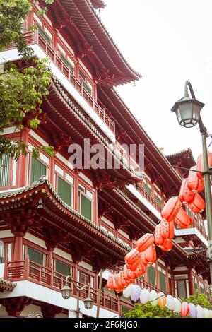 Chinatown, Singapour - le 25 décembre 2013 : Détail de la façade du Buddha Tooth Relic Temple and Museum de Chinatown, à Singapour. Banque D'Images