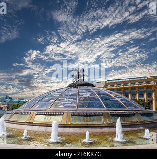 Place Manège (coupole de verre couronnée par une statue de Saint George, Saint patron de Moscou) sur fond de nuages. Inscription en russe: Noms de célèbres Banque D'Images