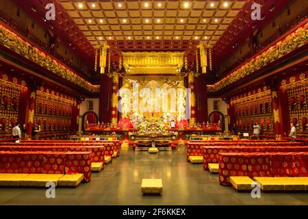 Chinatown, Singapour - le 25 décembre 2013 : l'intérieur de l'Buddha Tooth Relic Temple and Museum de Chinatown, à Singapour. Banque D'Images