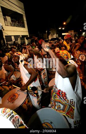 salvador, bahia / brésil - 9 février 2013: Les membres du bloc de carnaval Ile Aiye sont vus lors d'une représentation de carnaval dans la ville de Salvador. Banque D'Images