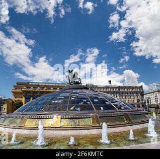 Place Manège (coupole de verre couronnée par une statue de Saint George, Saint patron de Moscou) sur fond de nuages. Inscription en russe: Noms de célèbres Banque D'Images