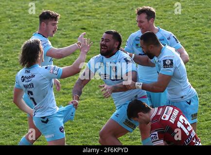 David Fifita (au centre) de Wakefield Trinity célèbre la première tentative du match de la Super League de Betfred au stade totalement Wicked, St Helens. Date de la photo : jeudi 1er avril 2021. Banque D'Images