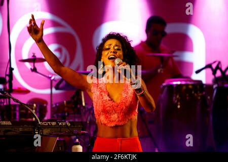 salvador, bahia / brésil - 1 octobre 2014: La chanteuse Ana Mametto est vue lors d'une représentation au Parque Costa Azul dans la ville de Salvador. Banque D'Images