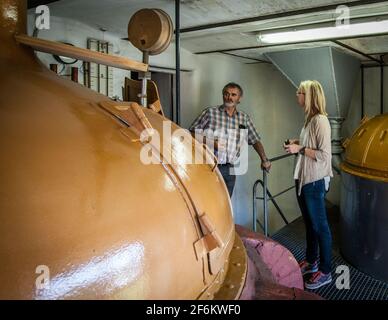 Avec Rudi Loistl entre le mash tun et le brew bouilloire de la brasserie commune de Windischeschenbach Banque D'Images