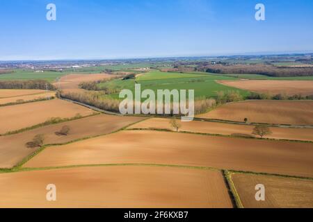 Photo aérienne d'un beau champ de fermiers au printemps Temps dans la ville de Wetherby à Leeds dans le Le Royaume-Uni a pris dans le Timen de printemps le printemps Banque D'Images