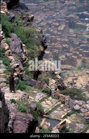 Garçon dans la route en pierre de Shibam Kawkaban à la forteresse-ville de Kawkaban, gouvernorat d'Al Mahwit, Yémen Banque D'Images