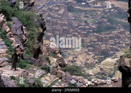 Garçon dans la route en pierre de Shibam Kawkaban à la forteresse-ville de Kawkaban, gouvernorat d'Al Mahwit, Yémen Banque D'Images