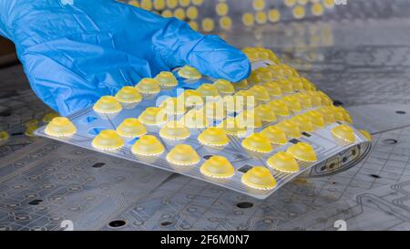 Membrane de clavier d'ordinateur dans la main du technicien. Circuit imprimé électronique flexible. Contacts de bouton-poussoir en silicone. Commutateurs jaunes sur la feuille de plastique bendy. Banque D'Images