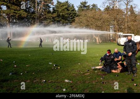 L'illustration montre un policier blessé qui a arrêté quelqu'un au Bois de la Cambre - Ter Kamerenbos, à Bruxelles, le jeudi 01 avril 2021. Le Banque D'Images