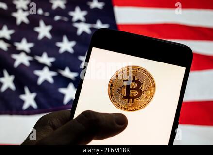 Chine. 27 mars 2021. Dans cette illustration, le logo de la crypto-monnaie électronique en argent comptant (BTC, BCH) est visible sur un appareil mobile Android avec les États-Unis d'Amérique (USA), communément appelés États-Unis (États-Unis ou États-Unis), drapeau en arrière-plan. Crédit: Budrul Chukrut/SOPA Images/ZUMA Wire/Alay Live News Banque D'Images
