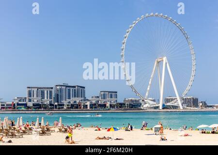 Dubaï, Émirats arabes Unis, 22.02.2021. Ain Dubai (Dubai Eye) la plus grande roue de ferris du monde sur l'île Bluewaters avec la plage JBR avec des gens en premier plan. Banque D'Images
