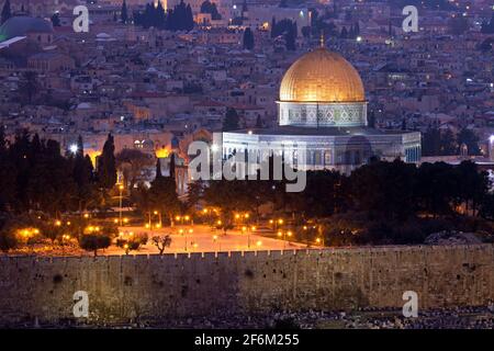 Israël, Jérusalem, Dôme du Rocher, mosquée illuminée la nuit Banque D'Images