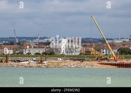 littoral, défenses, portsmouth, global, réchauffement,climat, changement, augmentation, marée, marées, eaux, niveaux, protection, contre, défendant, pierres, front de mer Banque D'Images