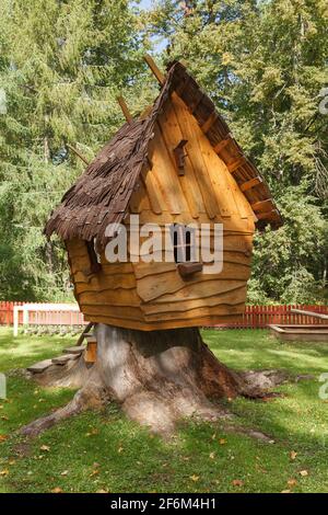 Aire de jeux pour enfants, cabane en bois, jour d'été ensoleillé Banque D'Images