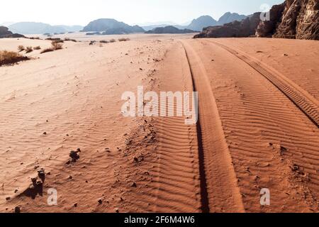 Des traces de pneus sur une dune de sable dans le désert de Wadi Rum, en Jordanie Banque D'Images