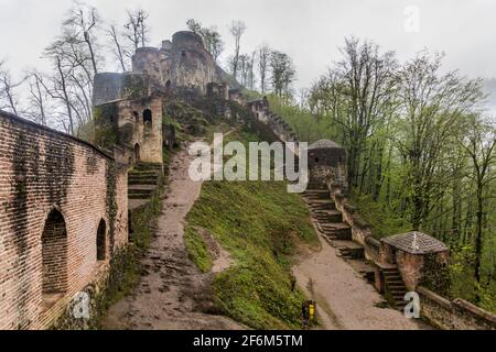 Vue sur le château de Rudkhan dans la brume, Iran Banque D'Images