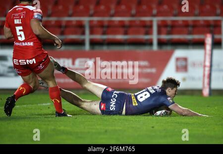 Jack Welsby de St Helens (à droite) marque la deuxième tentative de son côté du match de la Super League de Betfred au stade totalement Wicked, St Helens. Date de la photo : jeudi 1er avril 2021. Banque D'Images