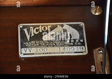 Victor Talking machine Company. Un Victor, Victrola VV-100...1923 le VV-100 était le célèbre phonographe en modèle de sol 'mid-line' de Victor lors de son lancement au début de 1921. Le VV-100 a remplacé le très populaire VV-XI Au début de 1923, l'armoire VV-100 a été légèrement agrandie et des poteaux d'angle sculptés. La production du VV-100 a été interrompue vers la fin de 1924. On a produit un total estimé de 200,500 modèles VV-100. Banque D'Images