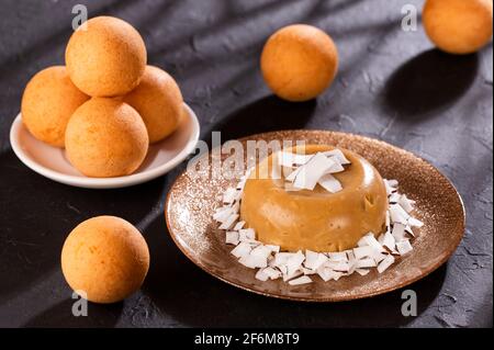 Crème anglaise et beignets cuisine colombienne traditionnelle Banque D'Images