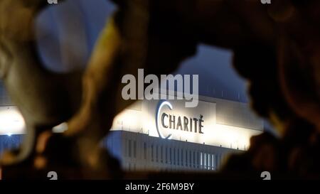 Berlin, Allemagne. 24 mars 2021. Le lettrage « Charité » est situé dans un bâtiment de grande hauteur qui abrite, entre autres, la clinique d'orthopédie. Credit: Stefan Jaitner/dpa/Alay Live News Banque D'Images