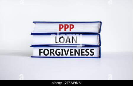 PPP, programme de protection des chèques de paie remise de prêt. Concept mots PPP prêt pardon sur des livres sur fond blanc. Business, PPP - protection du chèque de paie Banque D'Images