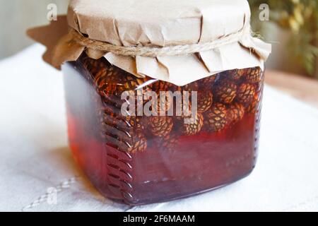 Confiture de cônes de pin. Dessert utile et savoureux Banque D'Images