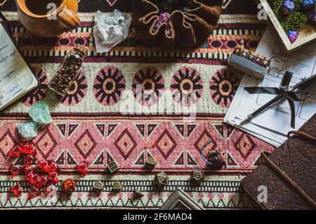 Des attributs de jeu de rôle d'image de haut en bas comme les dés de métal, un jeu de rôle miniature, des cahiers, des cristaux, un sac de dés en cuir et une tasse en céramique Banque D'Images