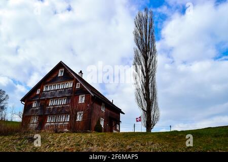 Les maisons traditionnelles, en bois, suisses avec un jardin contre les montagnes. Banque D'Images