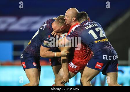 George King (16) de Hull KR est attaqué par James Bentley (12) et Matty Lees (10) de St Helens in, le 4/1/2021. (Photo de Mark Cosgrove/News Images/Sipa USA) crédit: SIPA USA/Alay Live News Banque D'Images